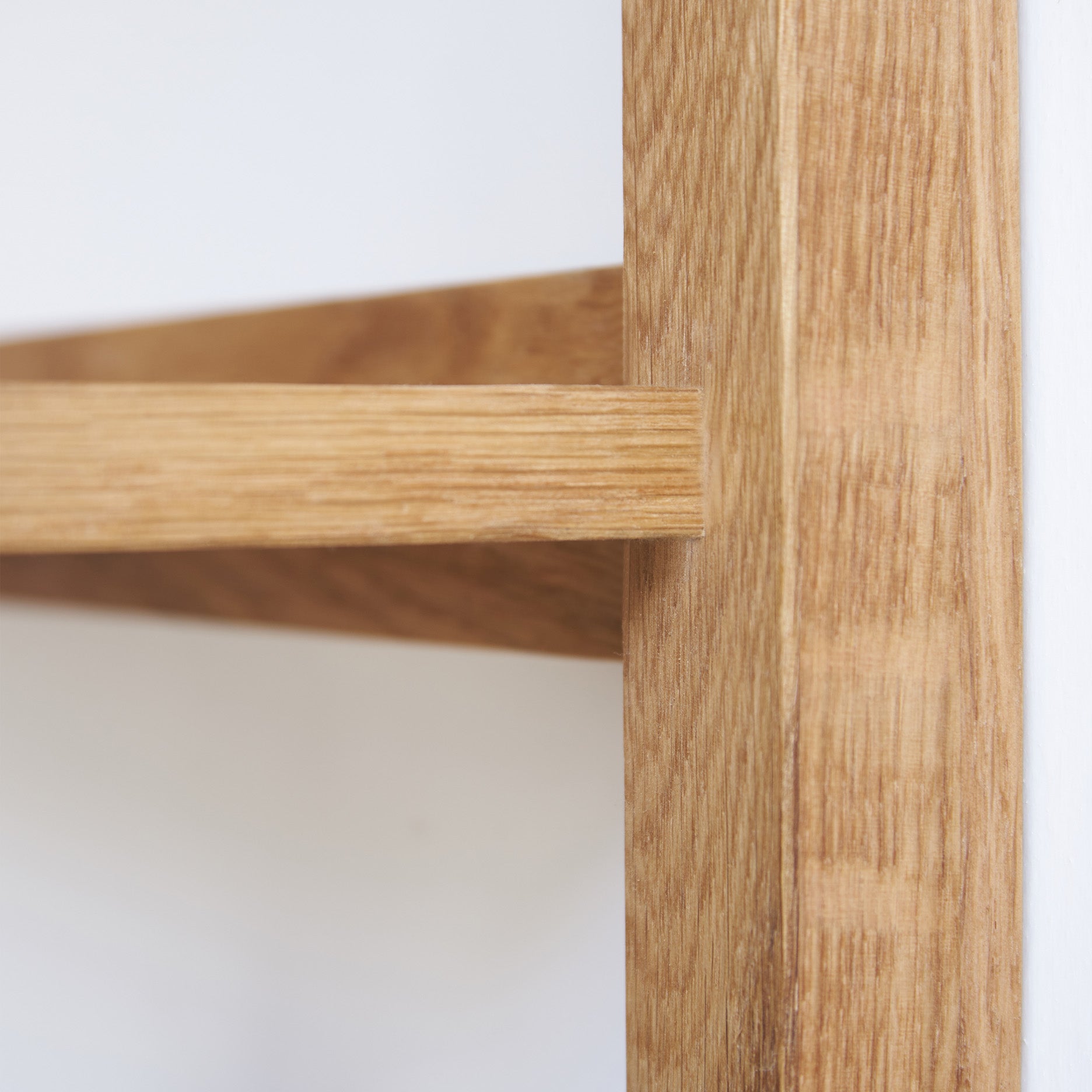 Akeru II væghylde 2H, FSC-certificeret egetræ